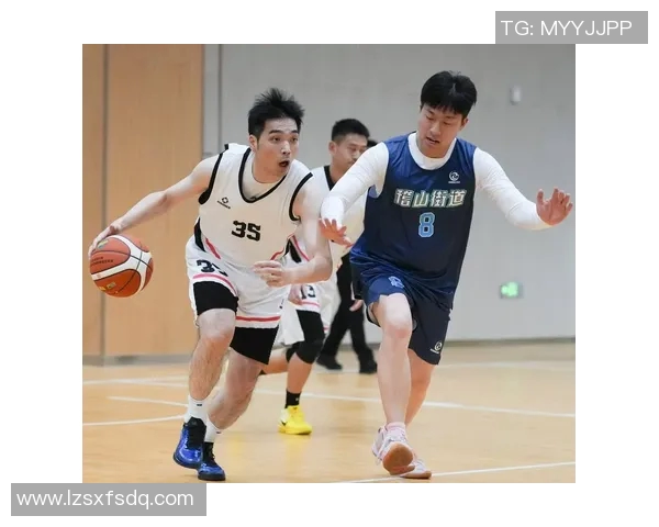 篮球明星化身普通观众悄然现身赛场引发热议与惊喜